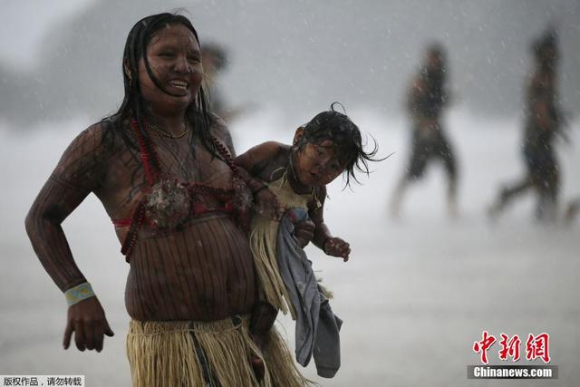 巴西原住民抗議土地問題 暴雨中起舞射箭