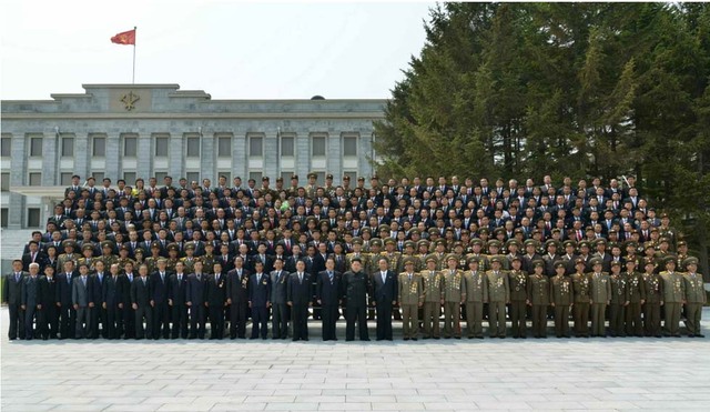 金正恩看望國産輕型飛機研發人員 稱讚技術突破