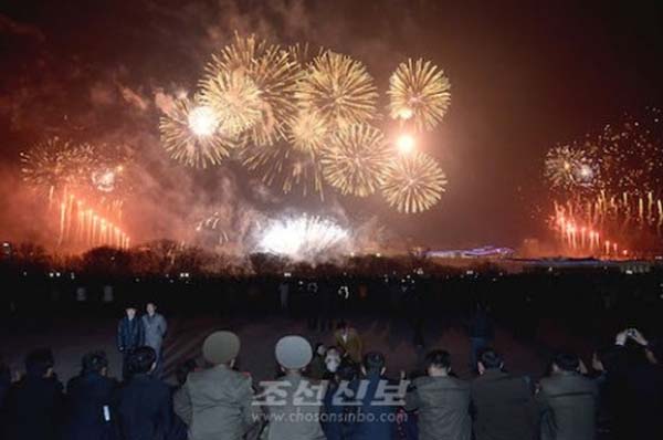 朝鮮平壤舉行煙花表演慶祝太陽節