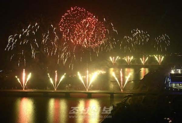 朝鮮平壤舉行煙花表演慶祝太陽節