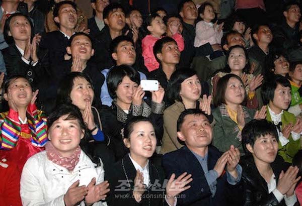 朝鮮平壤舉行煙花表演慶祝太陽節