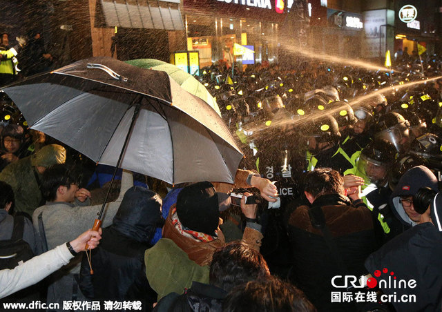 韓國民眾首爾廣場悼念"世越號"遇難者 與警方發生激烈衝突