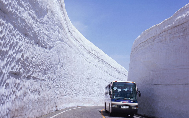 日本立山黑部阿爾卑斯路線開放 可欣賞雪墻奇觀