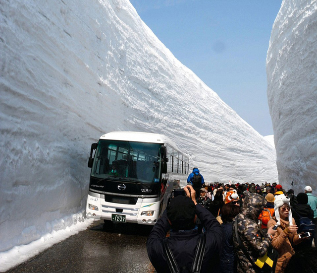 日本立山黑部阿爾卑斯路線開放 可欣賞雪墻奇觀