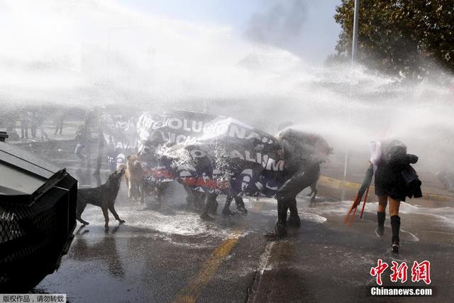 智利民眾抗議公共教育現狀 遭警方高壓水槍驅逐