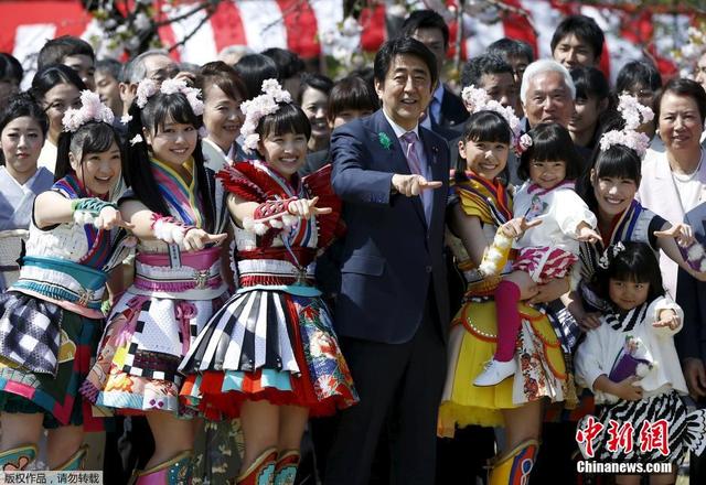 安倍參加年度賞櫻大會 與少女組合成員一同擺pose