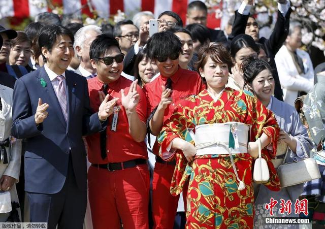 安倍參加年度賞櫻大會 與少女組合成員一同擺pose