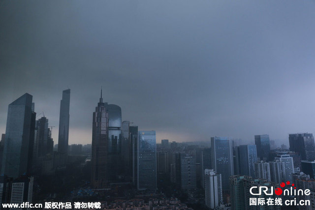 廣州普降大雨 天空黑雲密布猶如恐怖大片