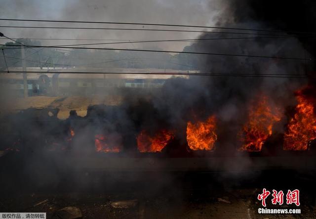 印度新德里兩列火車6節車廂突發大火