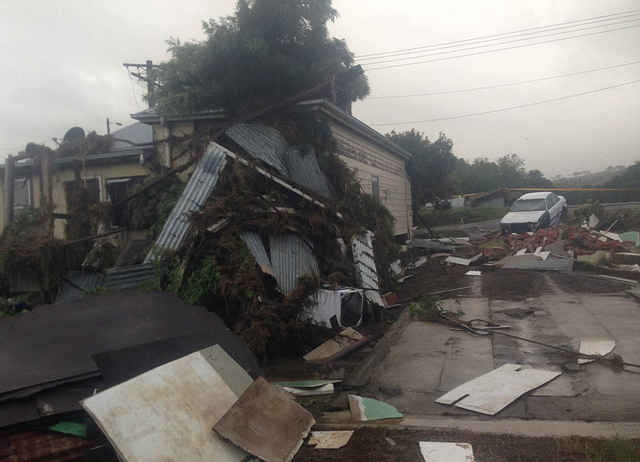 強風暴襲擊澳大利亞 居民在洪水中劃船沖浪