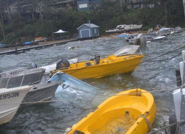 強風暴襲擊澳大利亞 居民在洪水中劃船沖浪