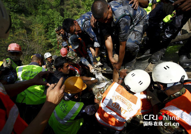 印度公交車尼泊爾墜谷致16人遇難