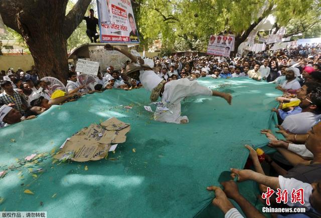 印度一農民在示威活動中上吊自殺