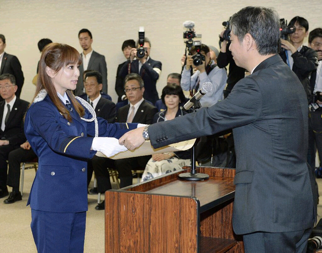 濱崎步等日本藝人穿獄警制服慰問服刑人員