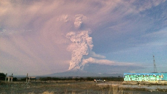 智利卡爾布科火山爆發 血色漫天如末日降臨