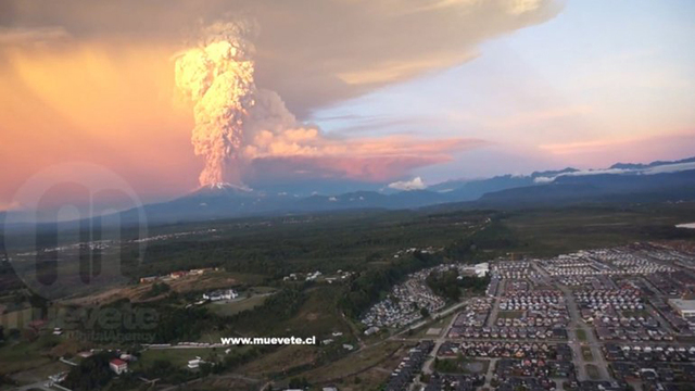 智利卡爾布科火山爆發 血色漫天如末日降臨