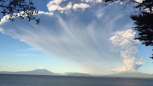 智利卡爾布科火山爆發 血色漫天如末日降臨