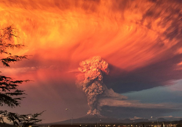 智利卡爾布科火山爆發 血色漫天如末日降臨