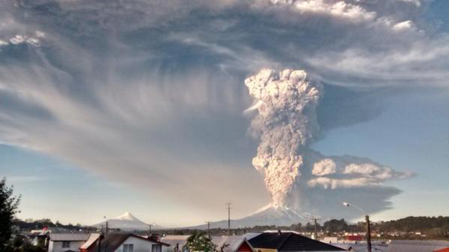 智利卡爾布科火山爆發 血色漫天如末日降臨