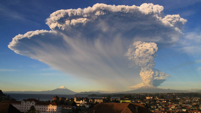 智利卡爾布科火山爆發 血色漫天如末日降臨