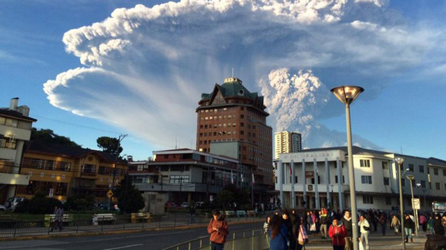 智利卡爾布科火山爆發 血色漫天如末日降臨