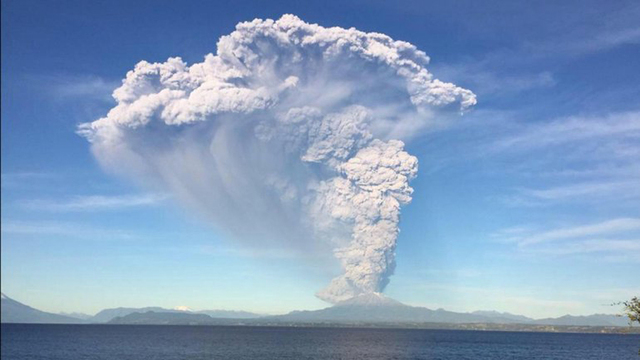 智利卡爾布科火山爆發 血色漫天如末日降臨