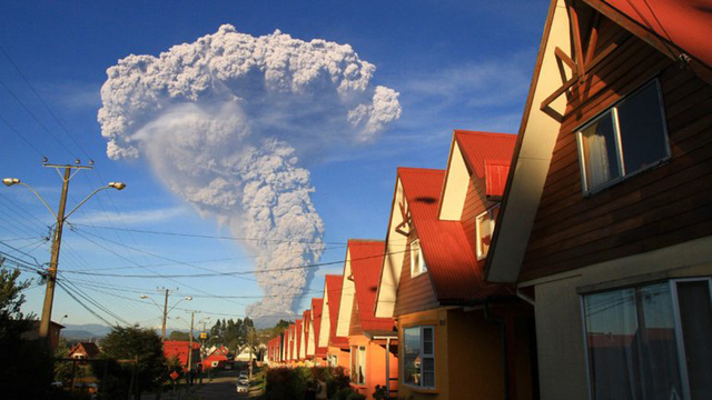 智利卡爾布科火山爆發 血色漫天如末日降臨