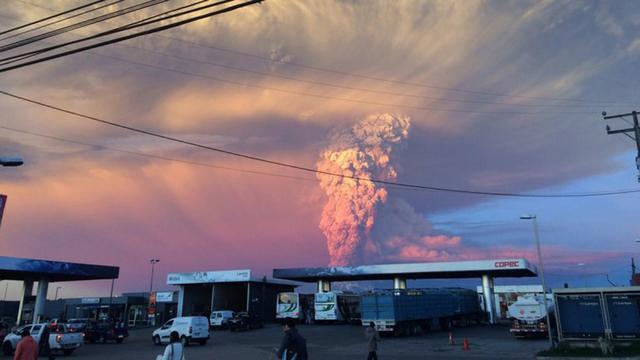 智利卡爾布科火山爆發 血色漫天如末日降臨