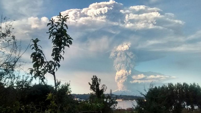 智利卡爾布科火山爆發 血色漫天如末日降臨