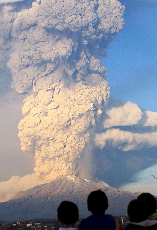 智利卡爾布科火山爆發 血色漫天如末日降臨