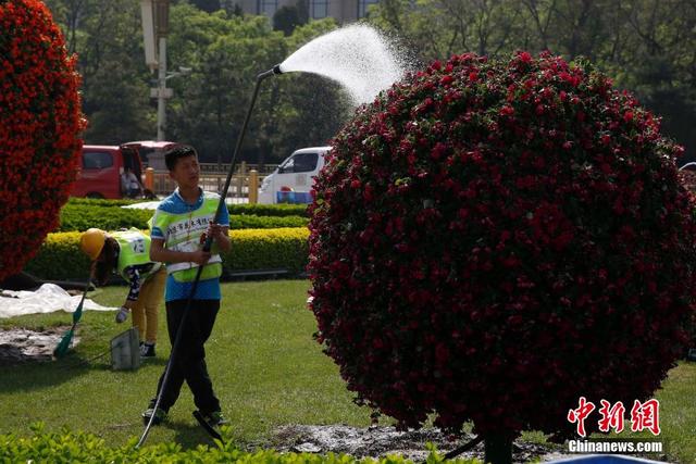 北京天安門廣場開始佈置花壇迎“五一”