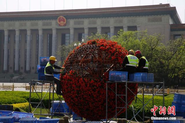 北京天安門廣場開始佈置花壇迎“五一”