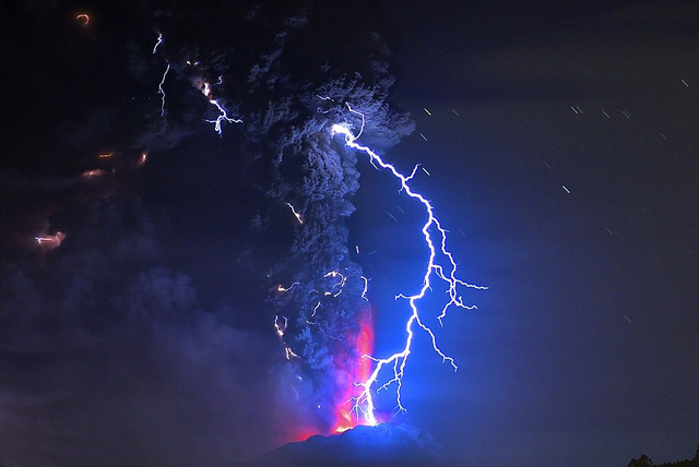 智利火山沉寂半世紀突然噴發 附近城市遭火山灰掩埋