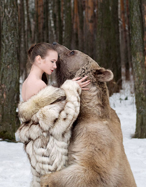 俄美女模特雪地裏擁抱灰熊 反對獵殺動物