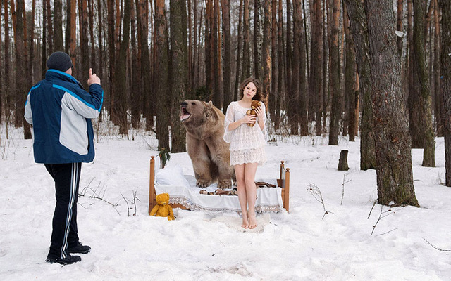 俄美女模特雪地裏擁抱灰熊 反對獵殺動物