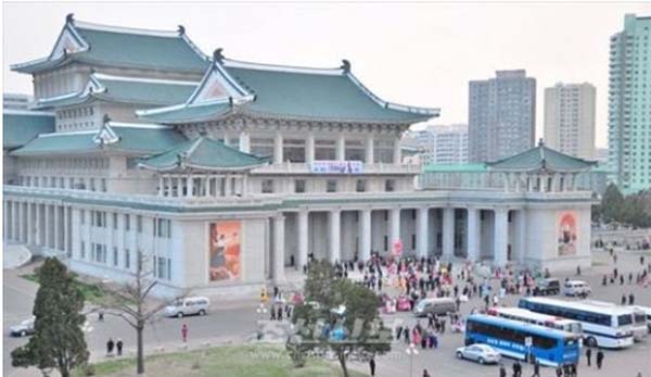 4月朝鮮春意正盛 市民賞花遊園興致濃