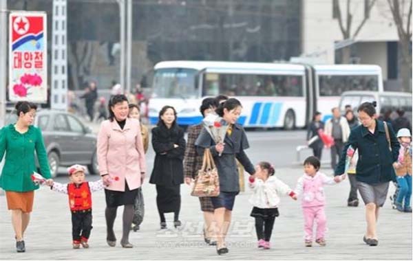 4月朝鮮春意正盛 市民賞花遊園興致濃