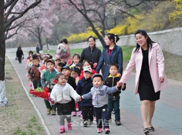 4月朝鮮春意正盛 市民賞花遊園興致濃