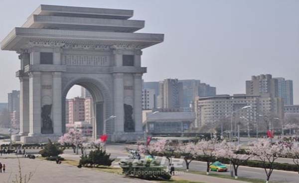 4月朝鮮春意正盛 市民賞花遊園興致濃