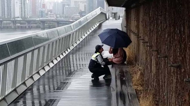 韓國女警雨中開導自殺女孩 感動眾多網友