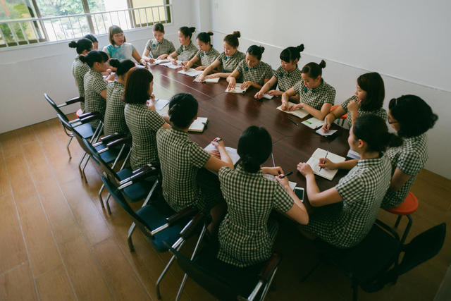 廣東幼兒園老師穿旗袍上課 盡顯民國范兒