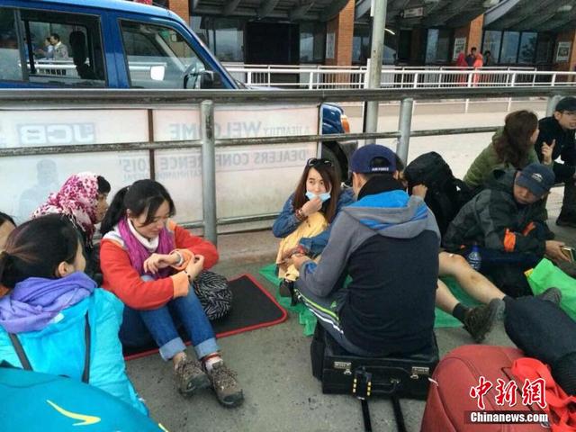 尼泊爾地震 部分中國遊客滯留尼泊爾首都機場