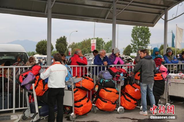 尼泊爾地震 部分中國遊客滯留尼泊爾首都機場