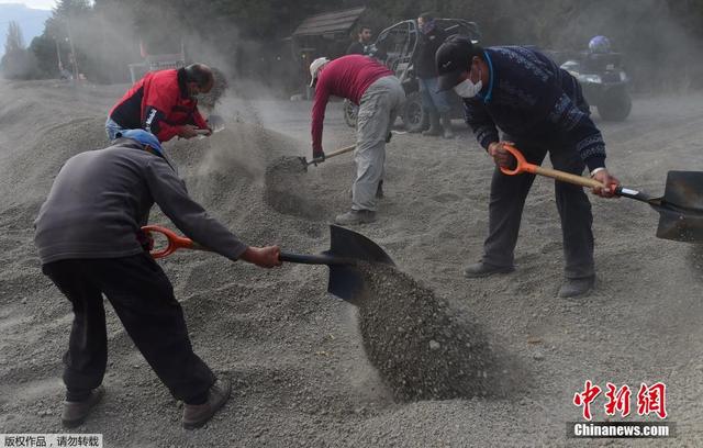 智利火山噴發火山灰漫天 覆蓋城鎮