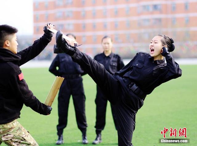 成都準空姐變女漢子 能單手碎碗劈磚