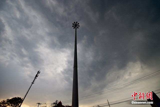 京城遭遇短時雷雨 天空現“西邊日落東邊雨”