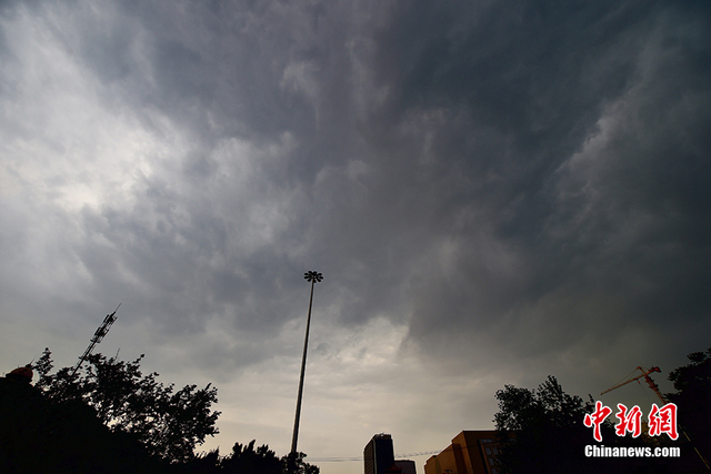 京城遭遇短時雷雨 天空現“西邊日落東邊雨”