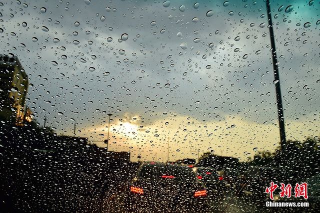 京城遭遇短時雷雨 天空現“西邊日落東邊雨”