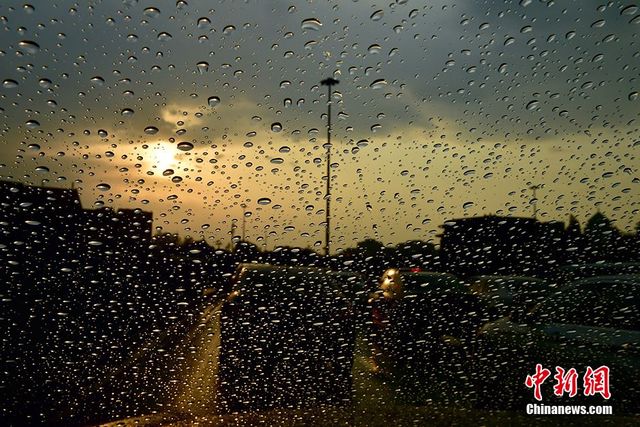 京城遭遇短時雷雨 天空現“西邊日落東邊雨”