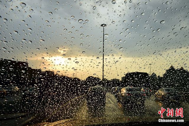 京城遭遇短時雷雨 天空現“西邊日落東邊雨”